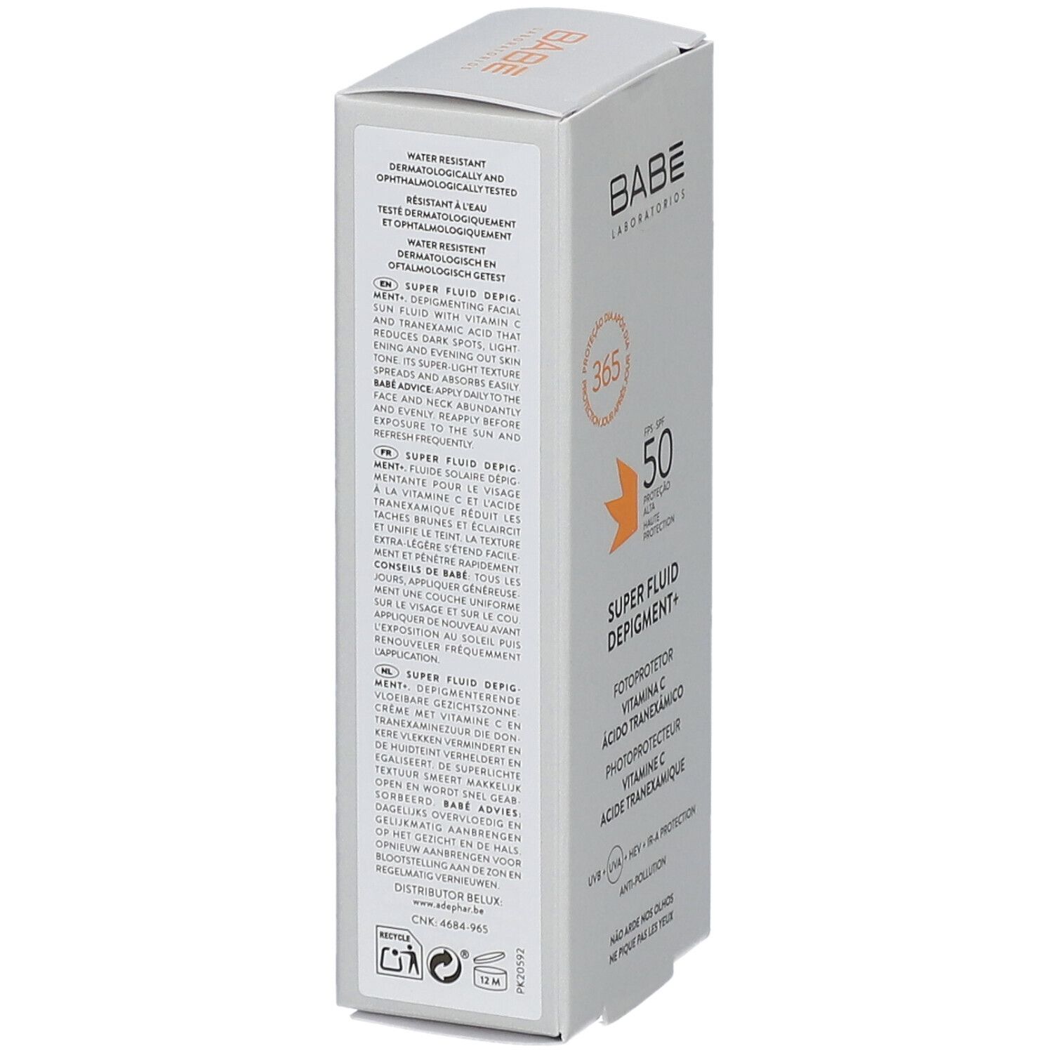 Boîte blanche BABE. Texte: Super Fluid Depigment+, SPF 50. Contient vitamine C et acide tranexamique. Texte au dos.