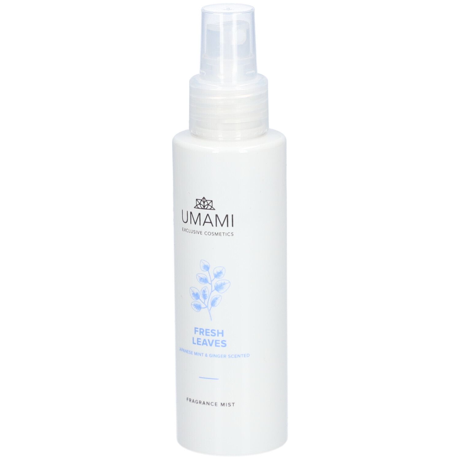 Weiße Flasche mit Sprühkopf. Aufschrift: UMAMI, FRESH LEAVES, Fragrance Mist. Hellblaue Illustration.