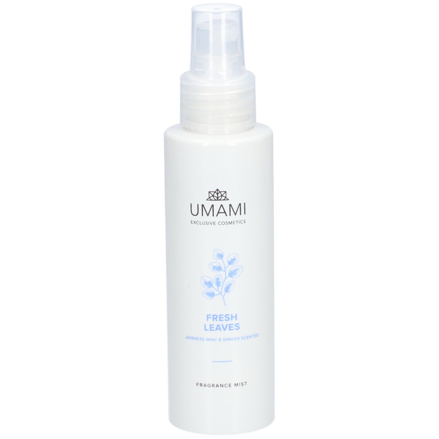 Weiße Flasche mit Sprühkopf. Aufschrift: UMAMI, FRESH LEAVES, Fragrance Mist. Hellblaue Illustration.