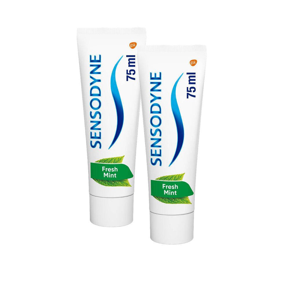 Deux tubes de dentifrice. Blanc, avec logo bleu et feuilles vertes. Inscription : Sensodyne, Fresh Mint, 75 ml.