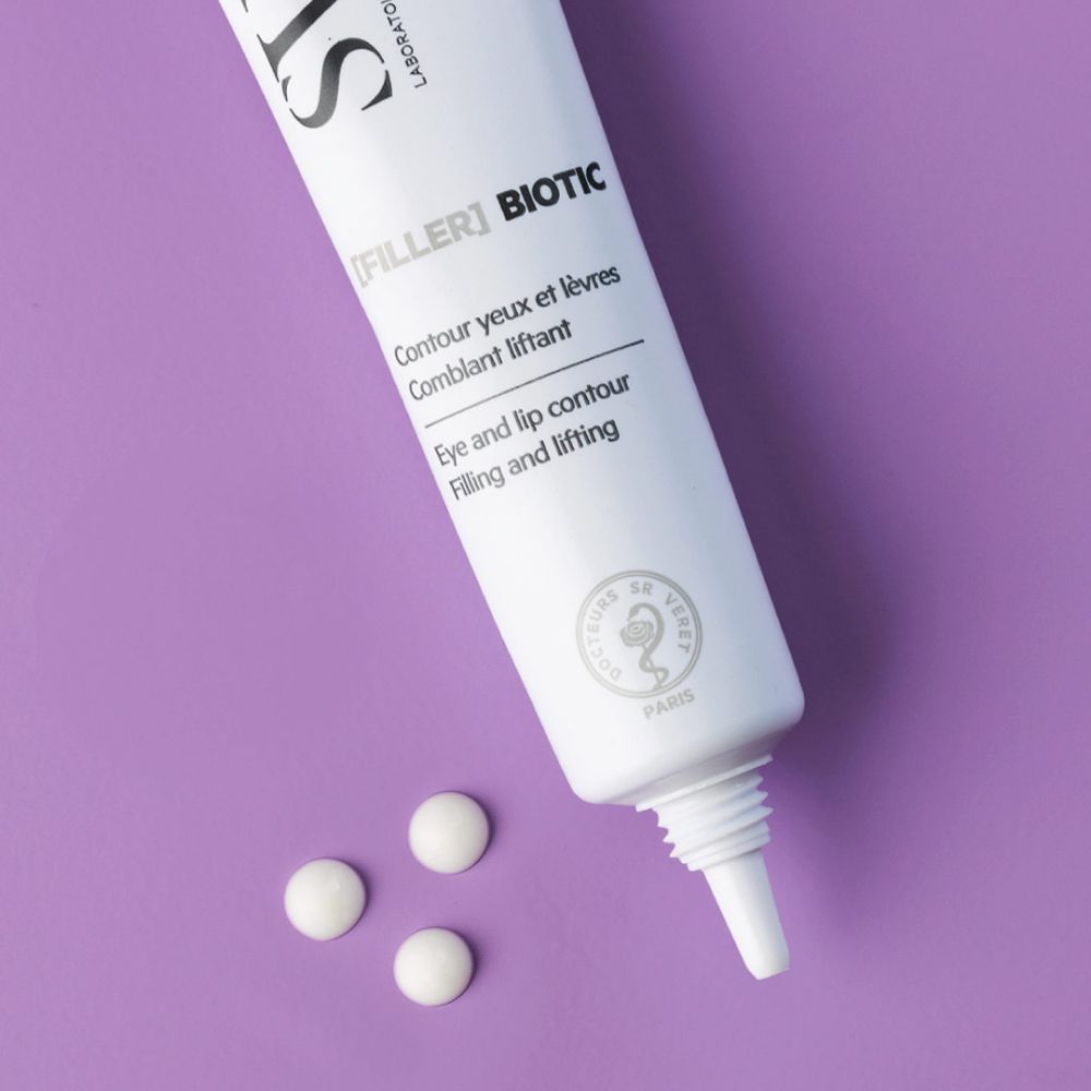 Tube et comprimés sur fond violet. SVR [FILLER] BIOTIC, pour le contour des yeux et des lèvres.