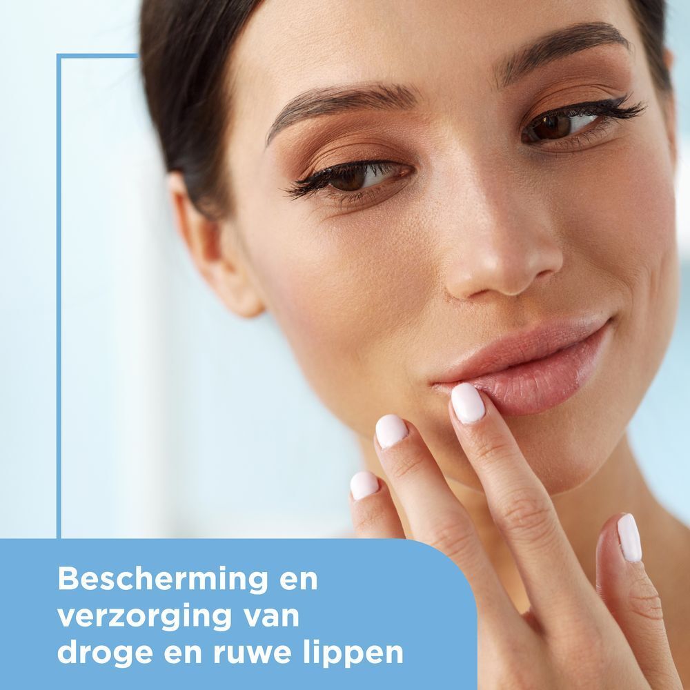 Close-up van een vrouw die haar lippen aanraakt. Tekst: Bescherming en verzorging van droge en ruwe lippen.