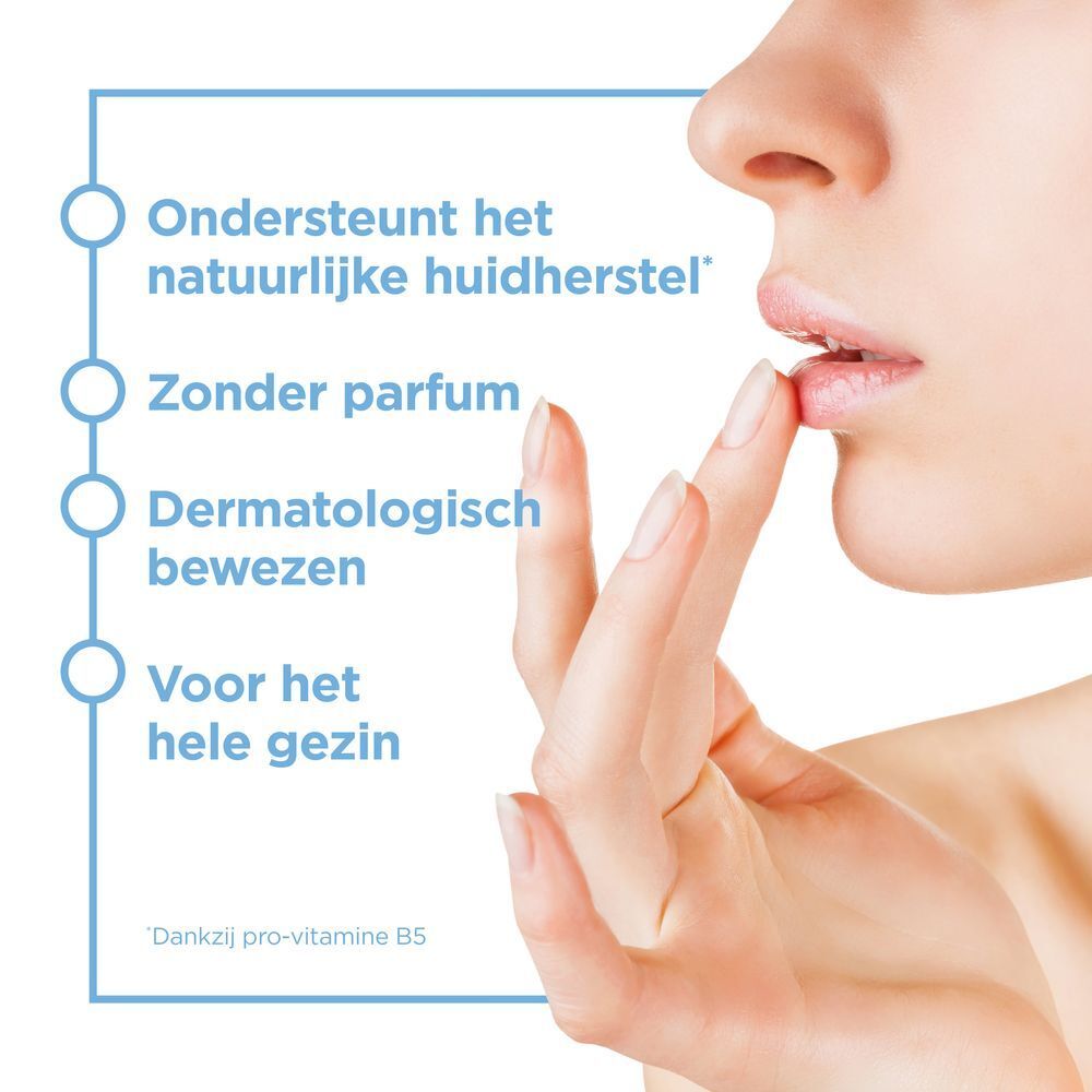 Close-up van een vrouw die haar lippen aanraakt. Tekst: Ondersteunt de natuurlijke huidherstel, zonder parfum, dermatologisch bewezen.