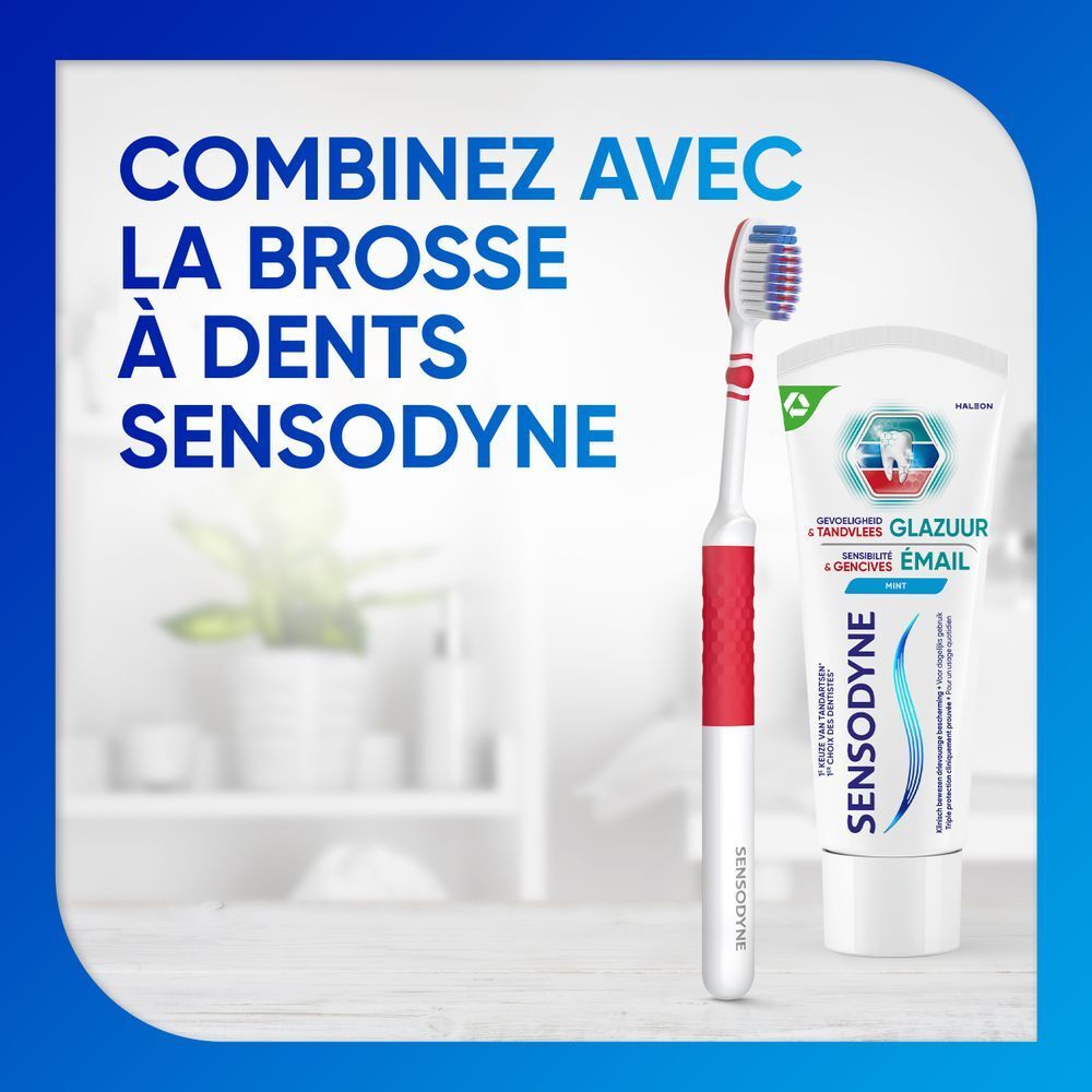 Brosse à dents et tube de dentifrice Sensodyne. Produit à côté de la brosse.