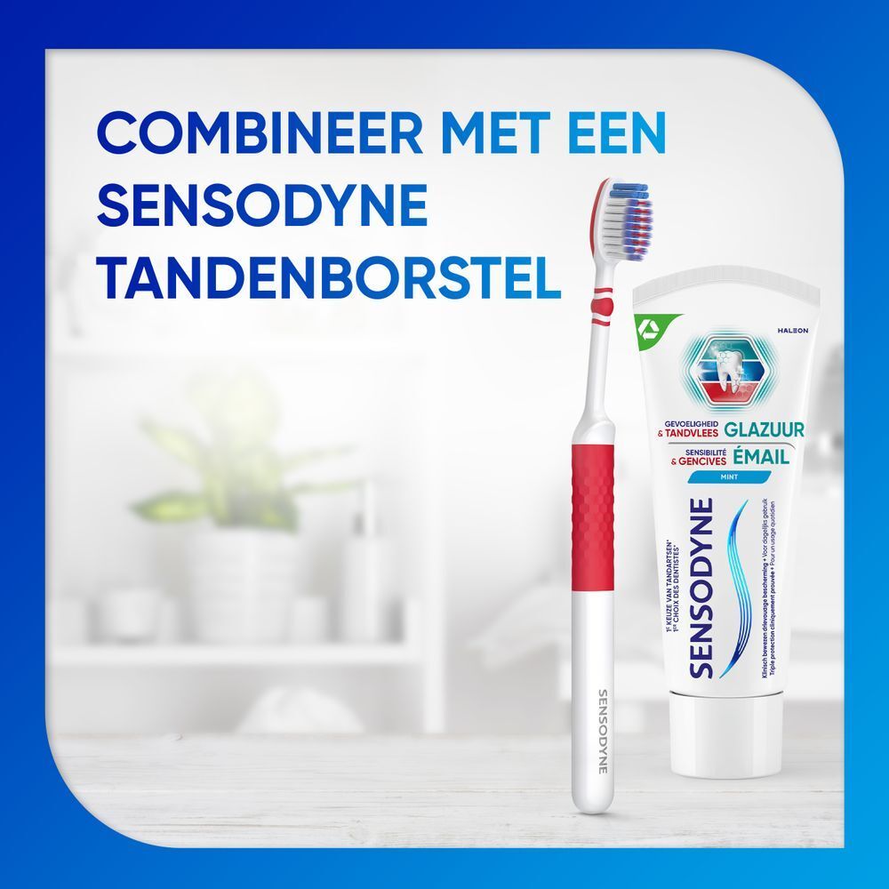 Tandpasta tube en tandenborstel. Opschrift: Sensodyne. Combineer met een Sensodyne tandenborstel.