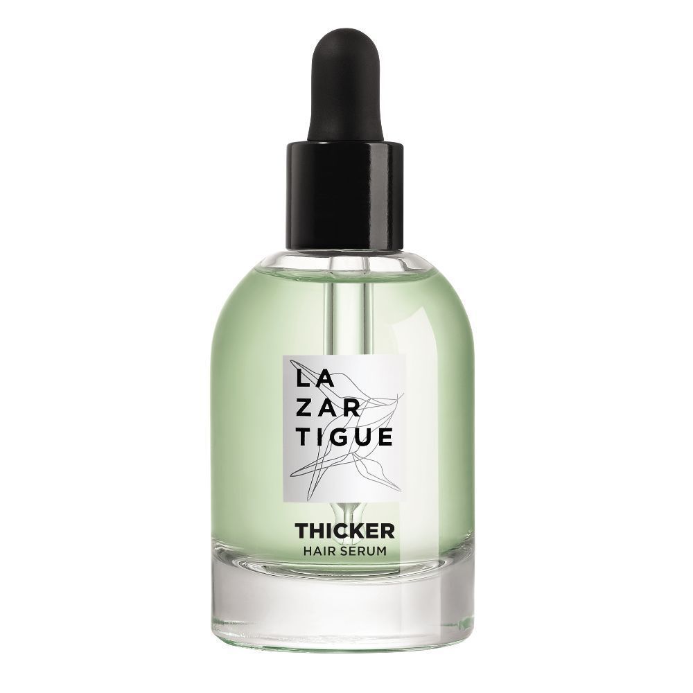Glazen fles met groenachtig serum, zwarte dop en pipet. Op het etiket staat "Thicker Hair Serum".