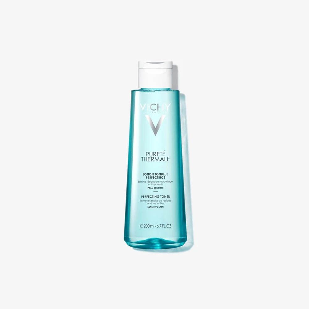 Vichy Pureté Thermale Lotion Tonique Perfectrice. Blauwe fles, witte dop. Op lichte achtergrond.