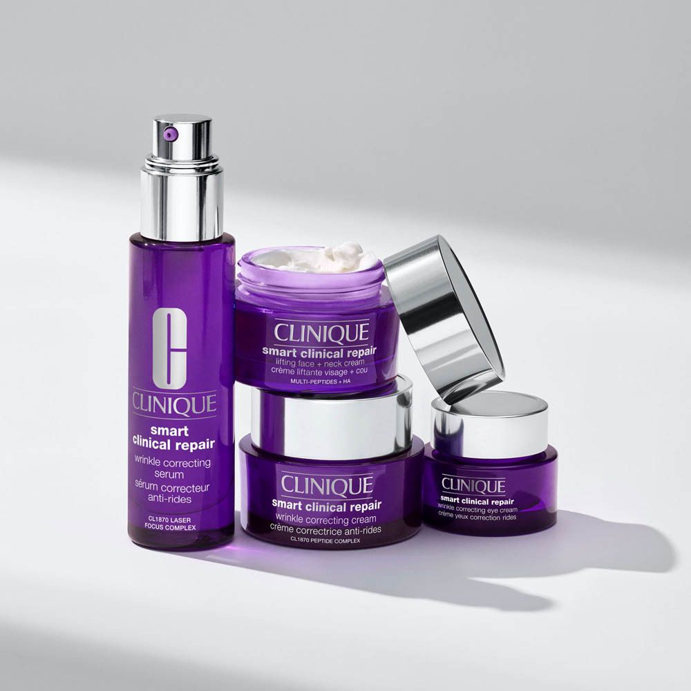 Clinique Smart Clinical Repair: Serum, Augencreme und zwei Cremetiegel in lila Verpackung mit silbernen Akzenten.