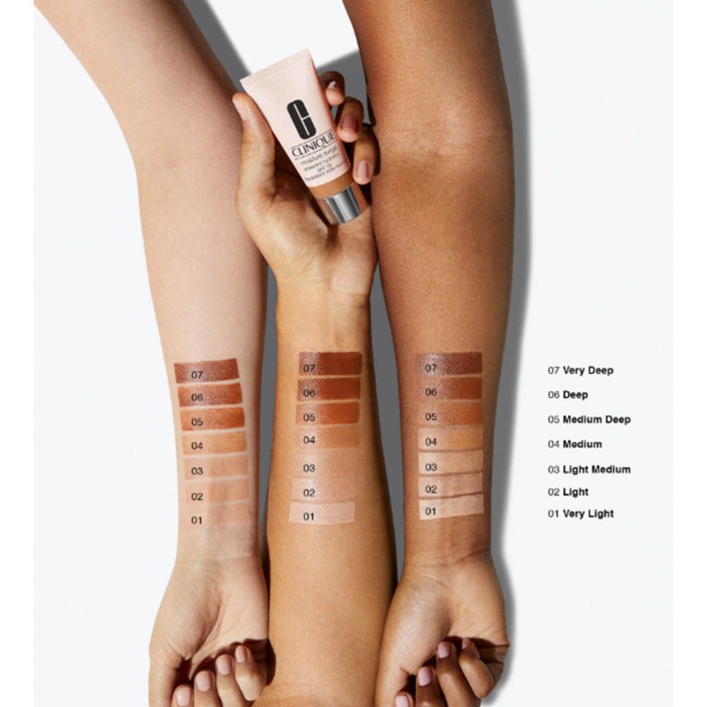 Clinique Foundation Swatches auf drei Hauttönen. Flasche mit Applikator in der Mitte gehalten.