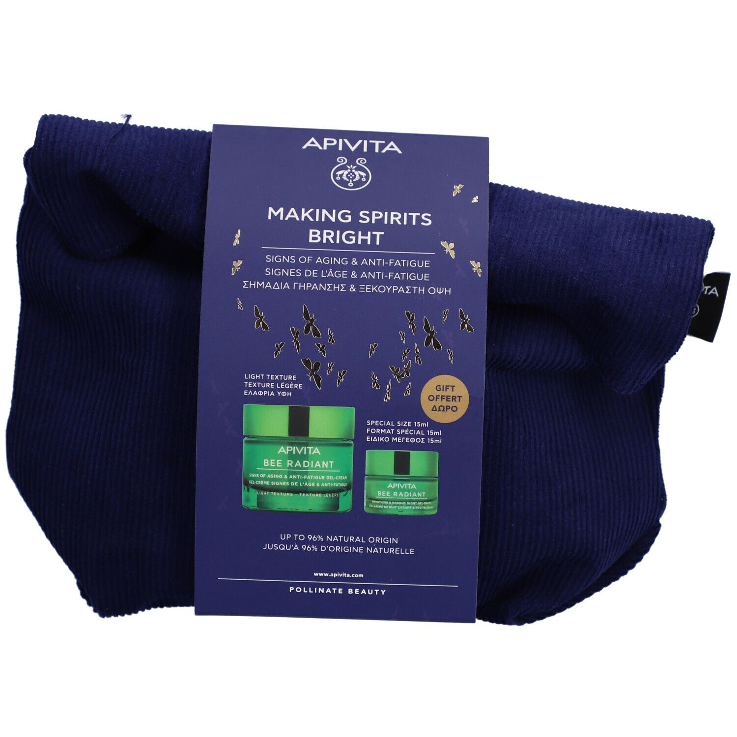 Trousse de toilette bleu foncé avec emballage produit. Sur l'emballage : Apivita, Making Spirits Bright, deux pots de crème.