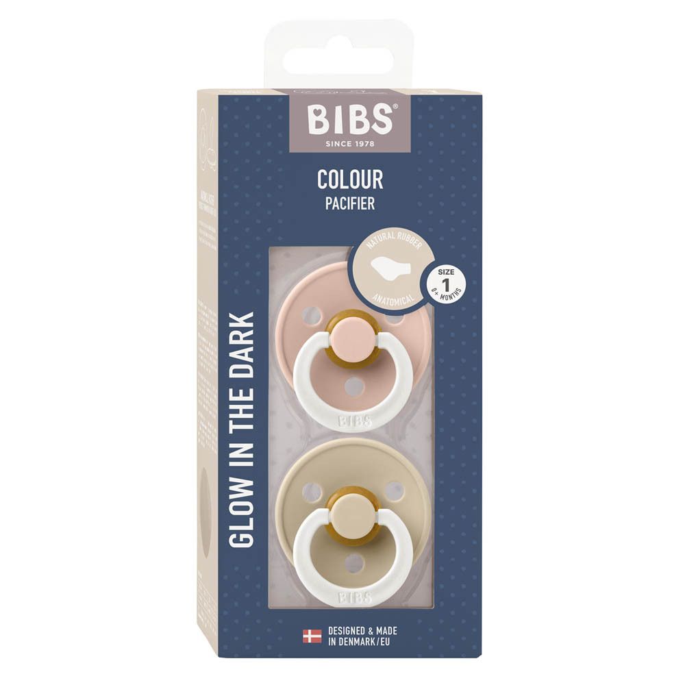 Verpackung mit zwei Schnullern. Marke BIBS, anatomisch geformt, Größe 1. Blush und Vanillefarben, leuchten im Dunkeln.