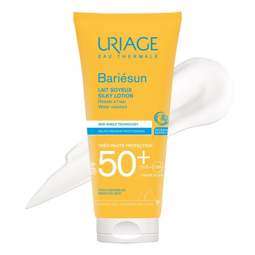Uriage Bariésun Lait Soyeux SPF50+ appliqué sur la peau. Texte sur la texture et la résistance à l'eau.