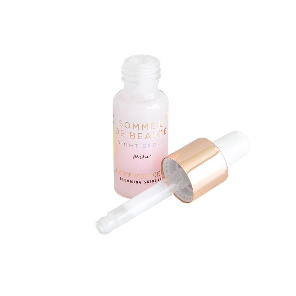 Open roze flesje met pipet. Pipet ernaast. Opschrift: Sommeil de Beauté Night Serum mini.