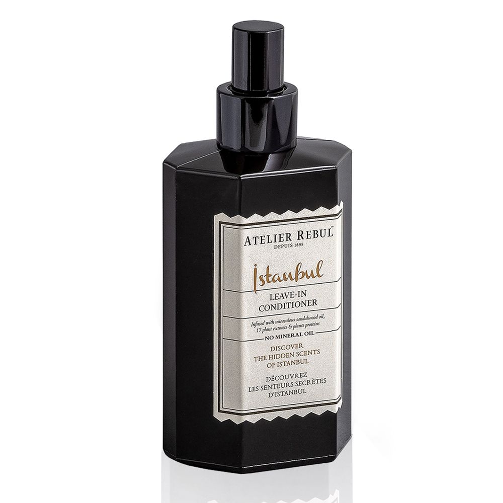 Flacon noir octogonal avec vaporisateur. Étiquette avec texte: Istanbul Leave-In Conditioner. Marque: Atelier Rebul.