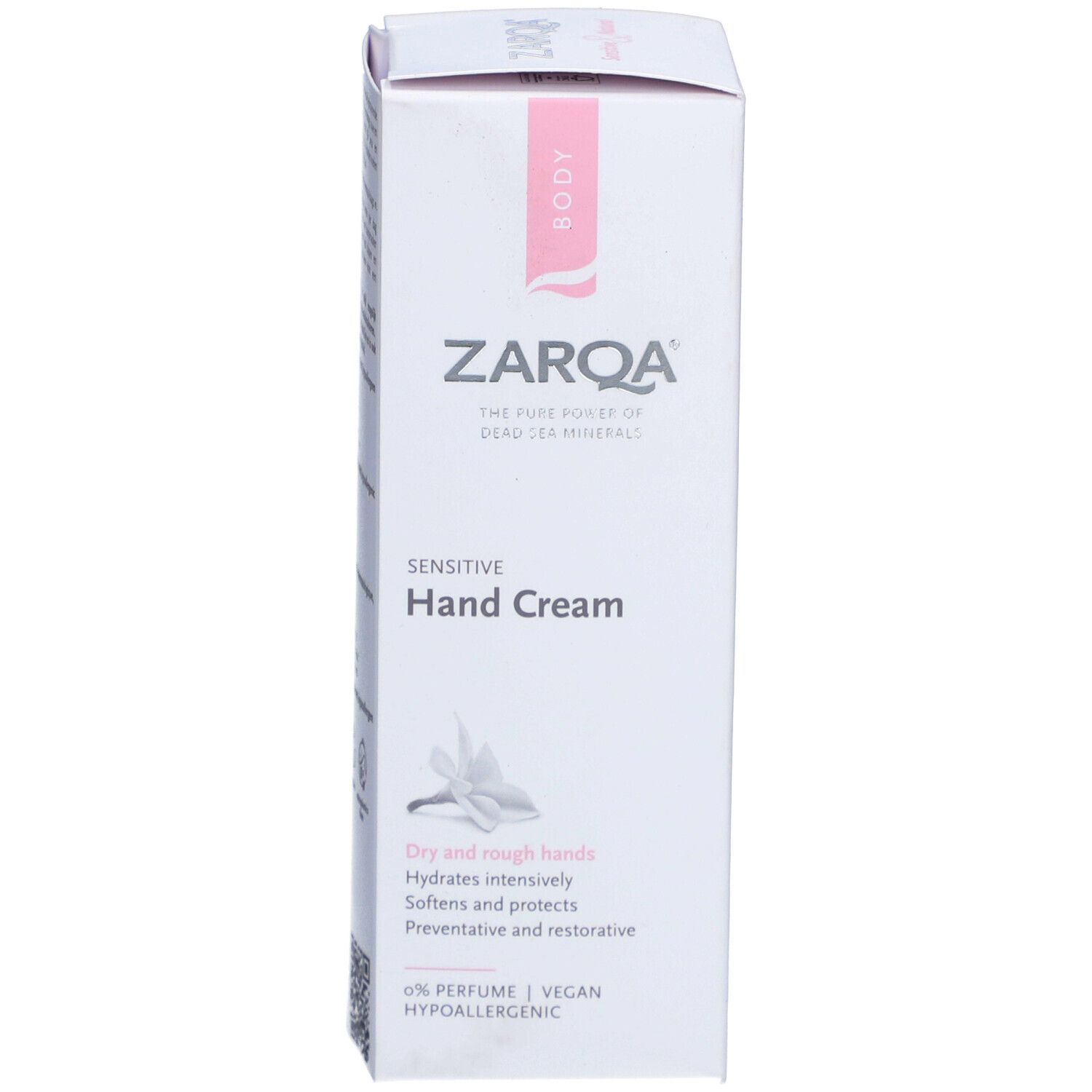 Weiße Schachtel mit Handcreme. Aufschrift: Zarqa, Sensitive Hand Cream. Text in Englisch. 0% Parfum, Vegan, Hypoallergen.