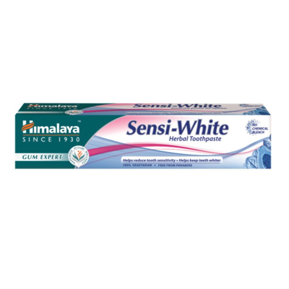 Zahnpasta-Tube mit "Himalaya"-Logo und "Sensi-White"-Schriftzug. Grün-weißes Design. Text: "Herbal Toothpaste".