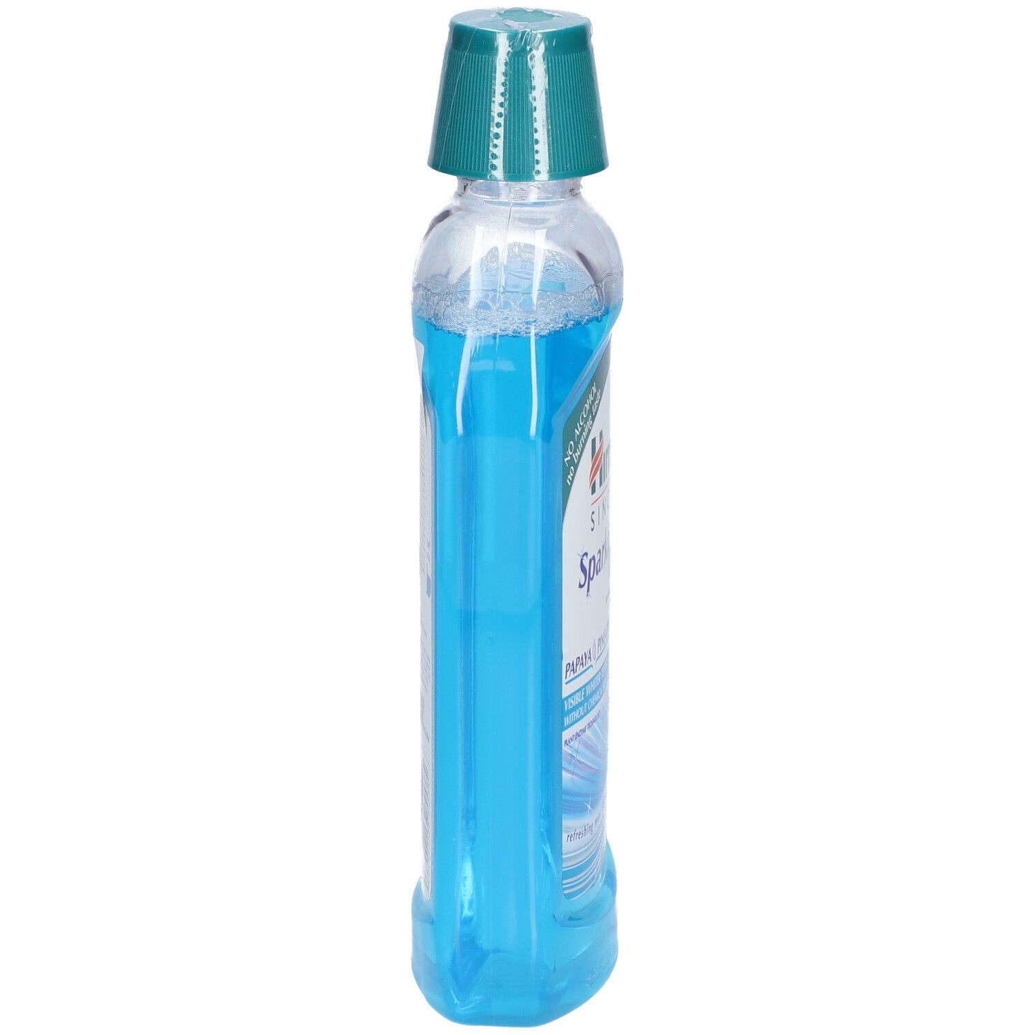 Zijaanzicht van een transparante fles met blauw mondwater. Groene dop. Opschrift niet leesbaar.