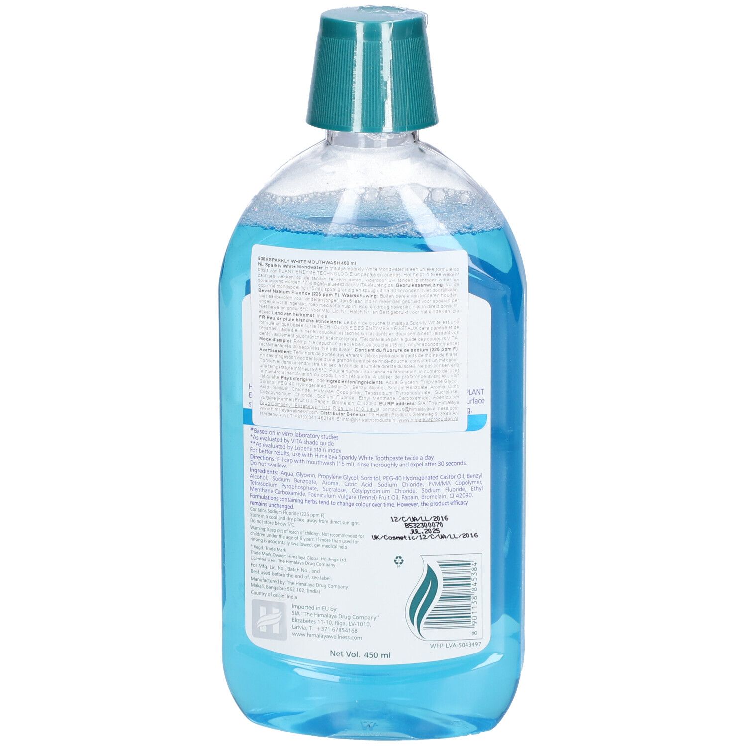 Achterkant van een transparante fles met blauw mondwater. Tekst in meerdere talen. Groene dop.
