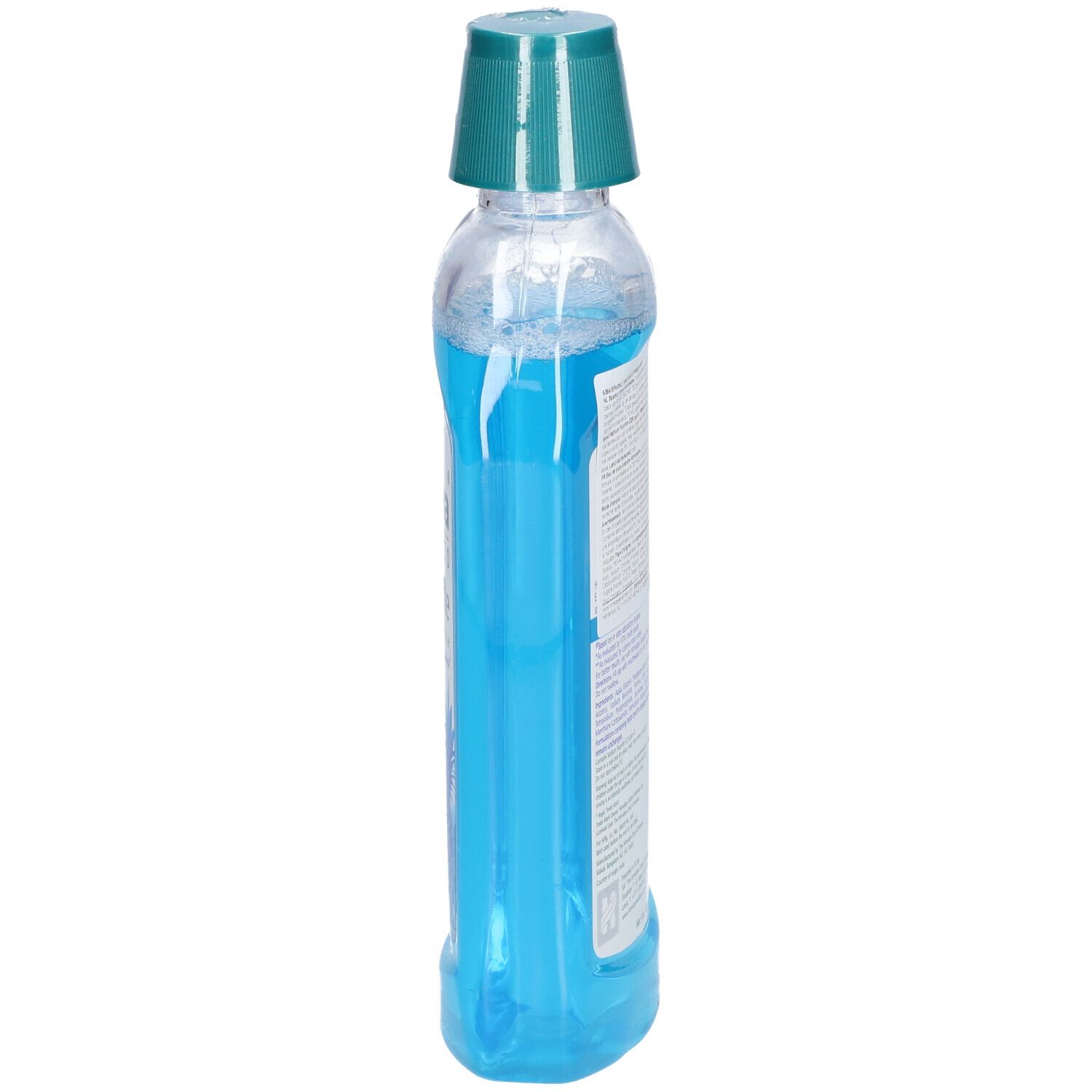Zijaanzicht van een transparante fles met blauw mondwater. Groene dop. Opschrift niet leesbaar.