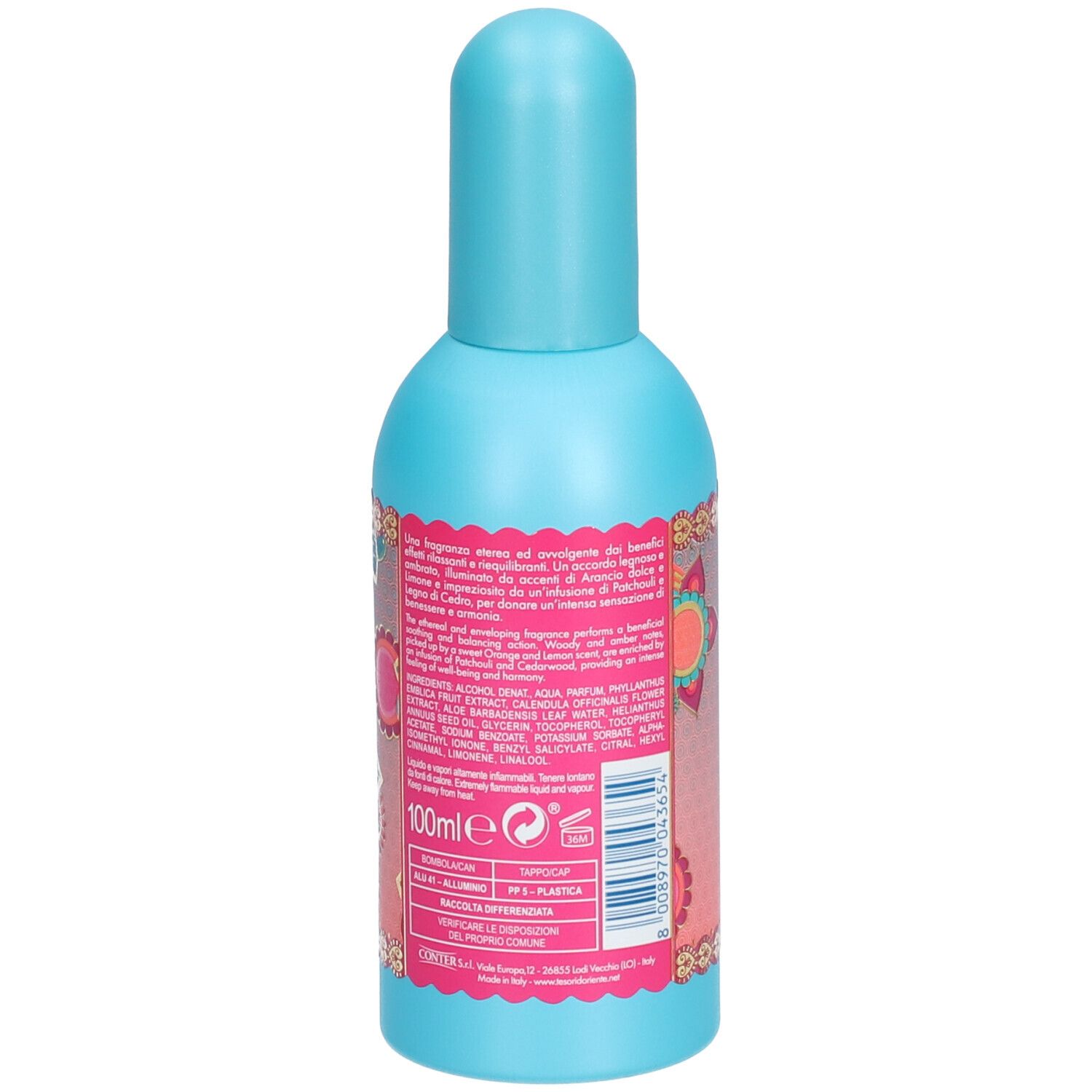 Lichtblauwe fles met turkoois dop. Etiket met productinformatie en bloemmotief.