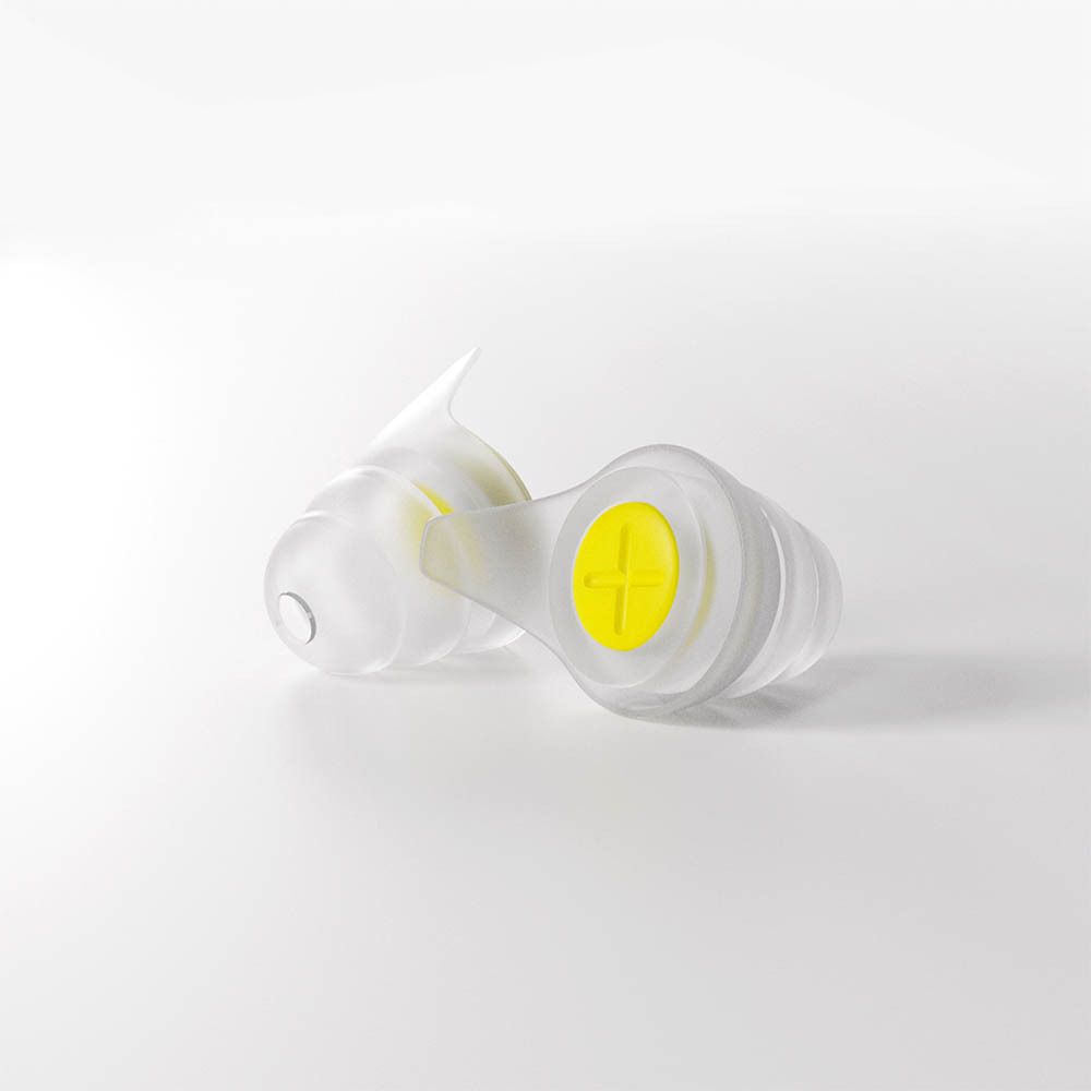 Deux bouchons d'oreille transparents avec des accents jaunes. Accent jaune au centre. Sur fond blanc.