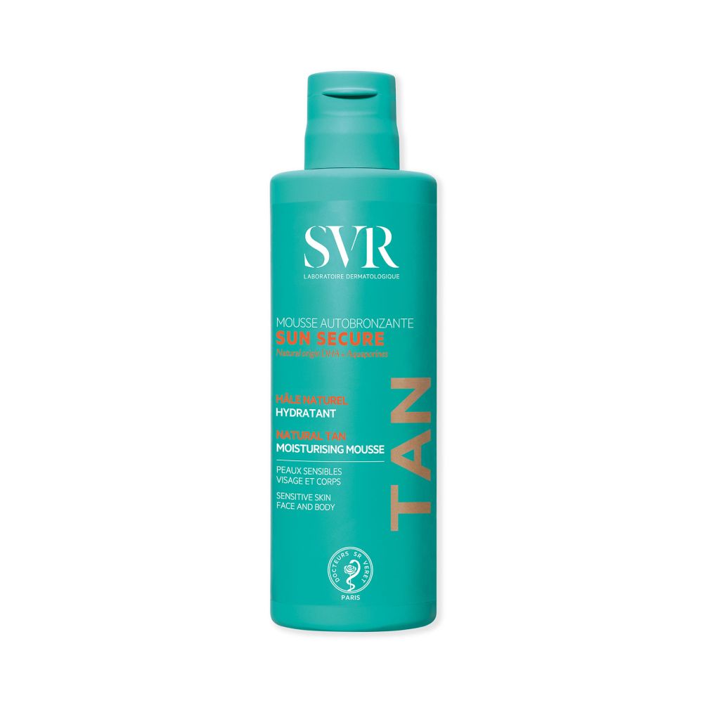 Flacon turquoise avec texte blanc. Inscription : SVR, Mousse Autobronzante Sun Secure, Natural Tan, Moisturising Mousse. Avec le mot TAN.