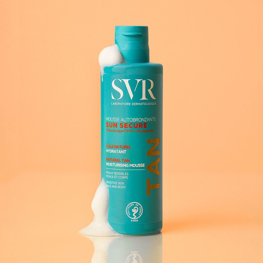 Flacon turquoise avec texte blanc. Inscription : SVR, Mousse Autobronzante Sun Secure, Natural Tan, Moisturising Mousse. Avec le mot TAN.