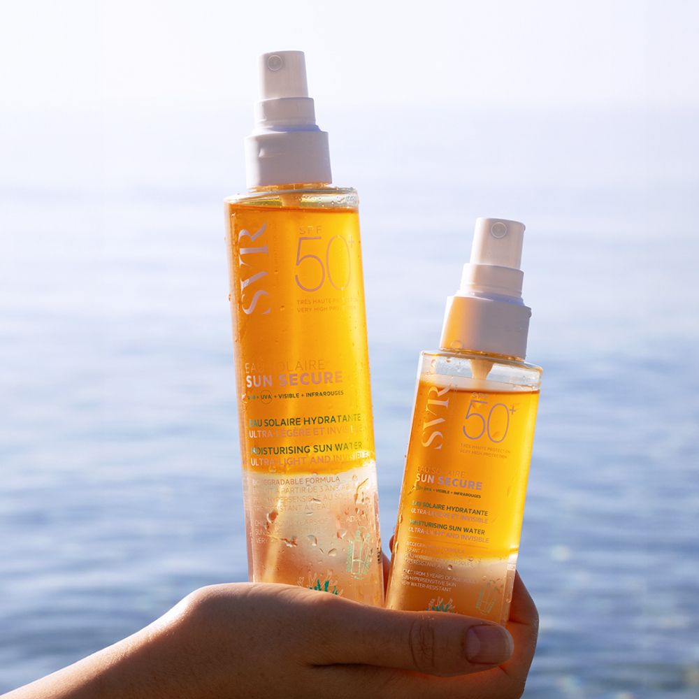 Deux flacons avec vaporisateur blanc. Inscriptions : SVR, SPF 50+, Eau Solaire Sun Secure.