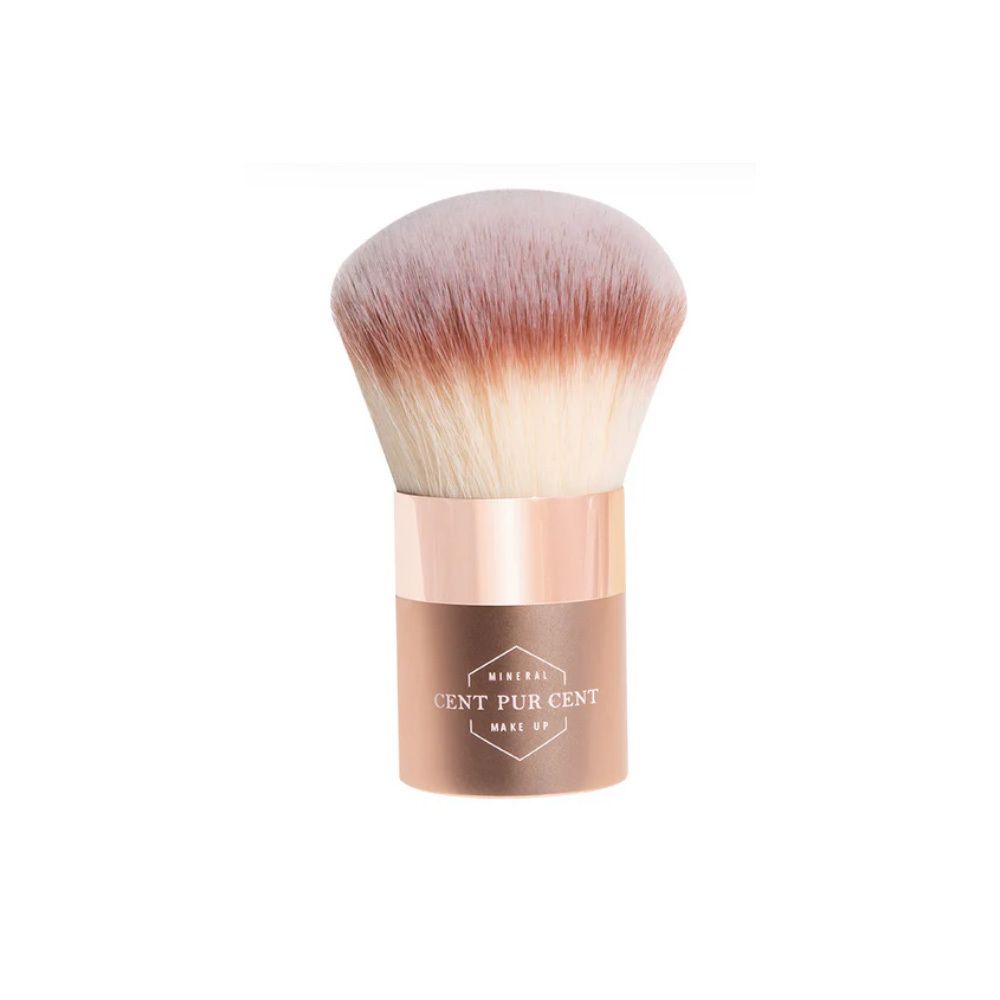 Pinceau kabuki avec poils roses et manche cuivré. Le manche porte l'inscription "CENT PUR CENT MAKE UP".