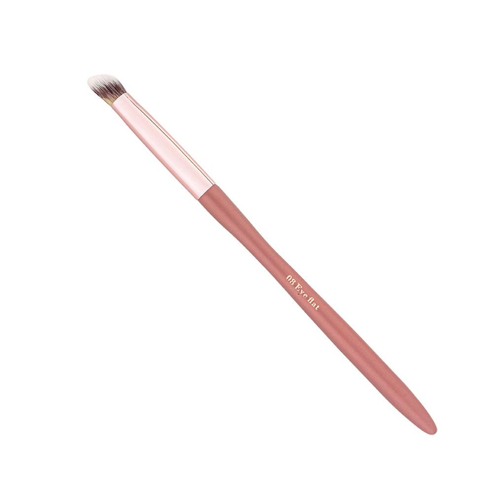 Pinceau plat pour les yeux 08, en biais. Manche rose, virole métallique, poils clairs. Inscription.