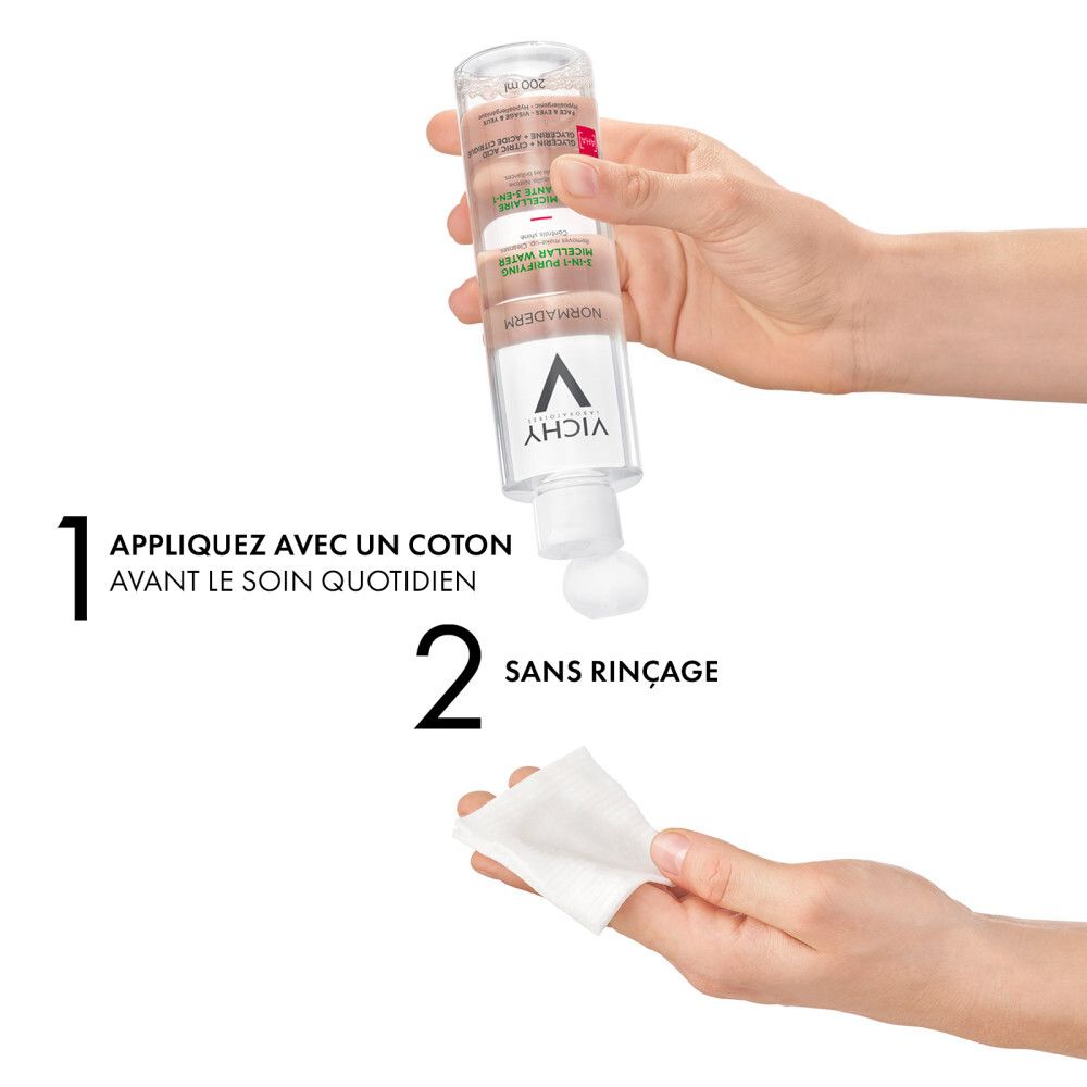 Mains tenant un flacon d'Eau Micellaire Vichy Normaderm et un coton. Texte: 1. Appliquer avec un coton.