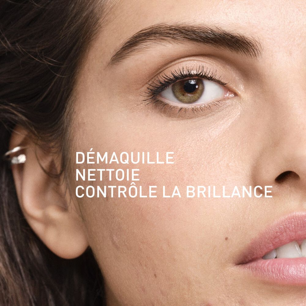 Gros plan sur un visage. Texte: Démaquille, nettoie, contrôle la brillance.