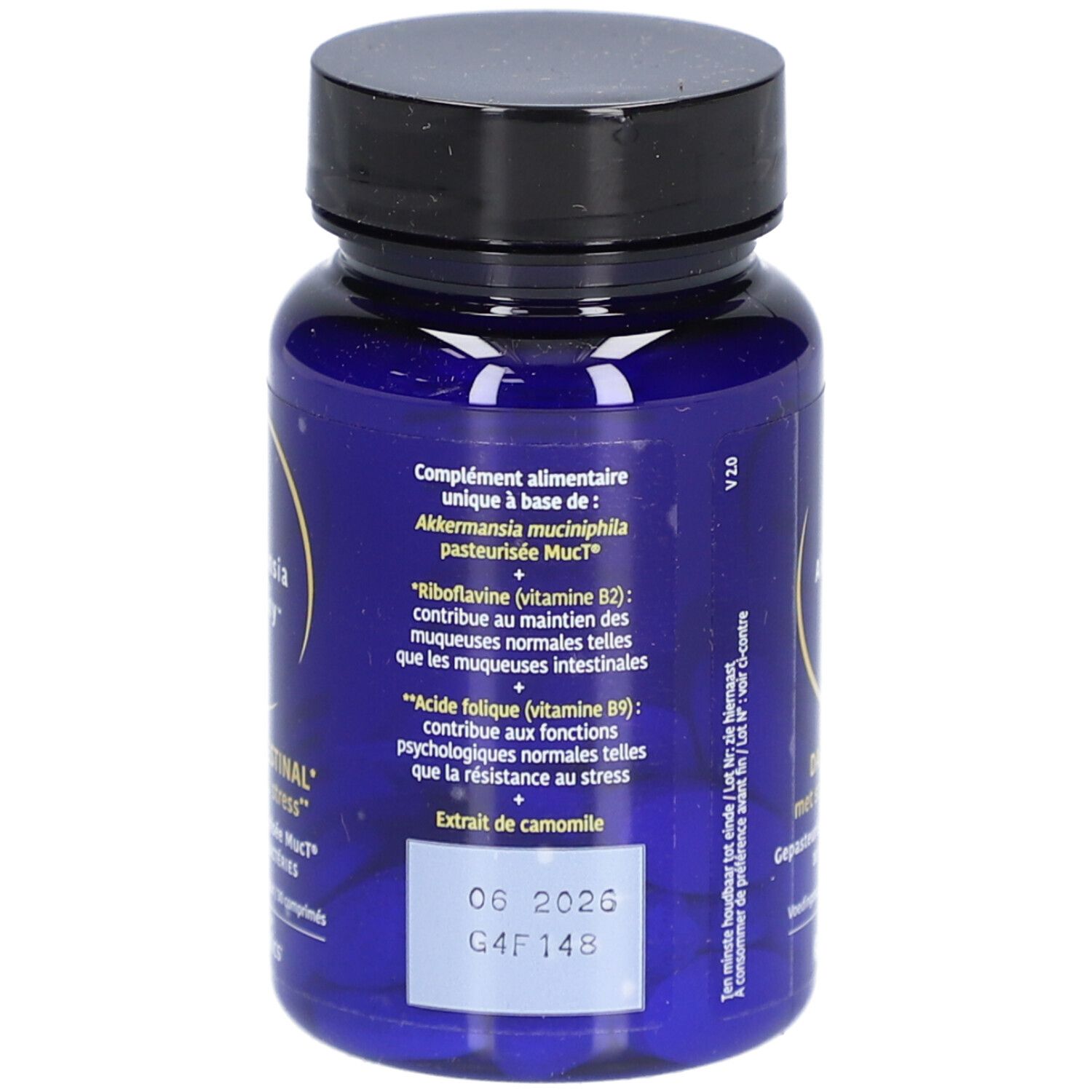 Achterkant van een blauwe fles met zwarte dop. Tekst: voedingssupplement, Akkermansia muciniphila Muct, Riboflavine, Foliumzuur, Kamille-extract. Houdbaarheidsdatum.