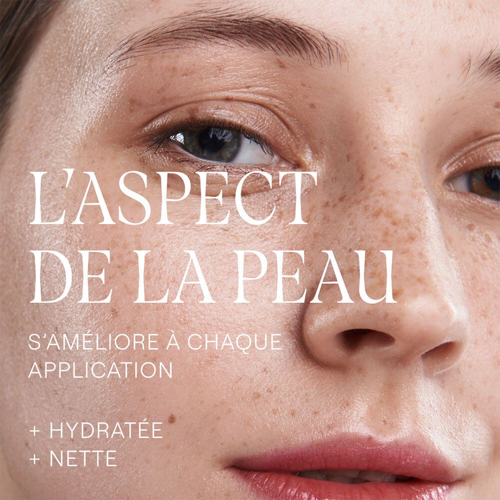 Gros plan sur un visage. Texte: L'ASPECT DE LA PEAU, S'AMÉLIORE À CHAQUE APPLICATION. + HYDRATÉE + NETTE.