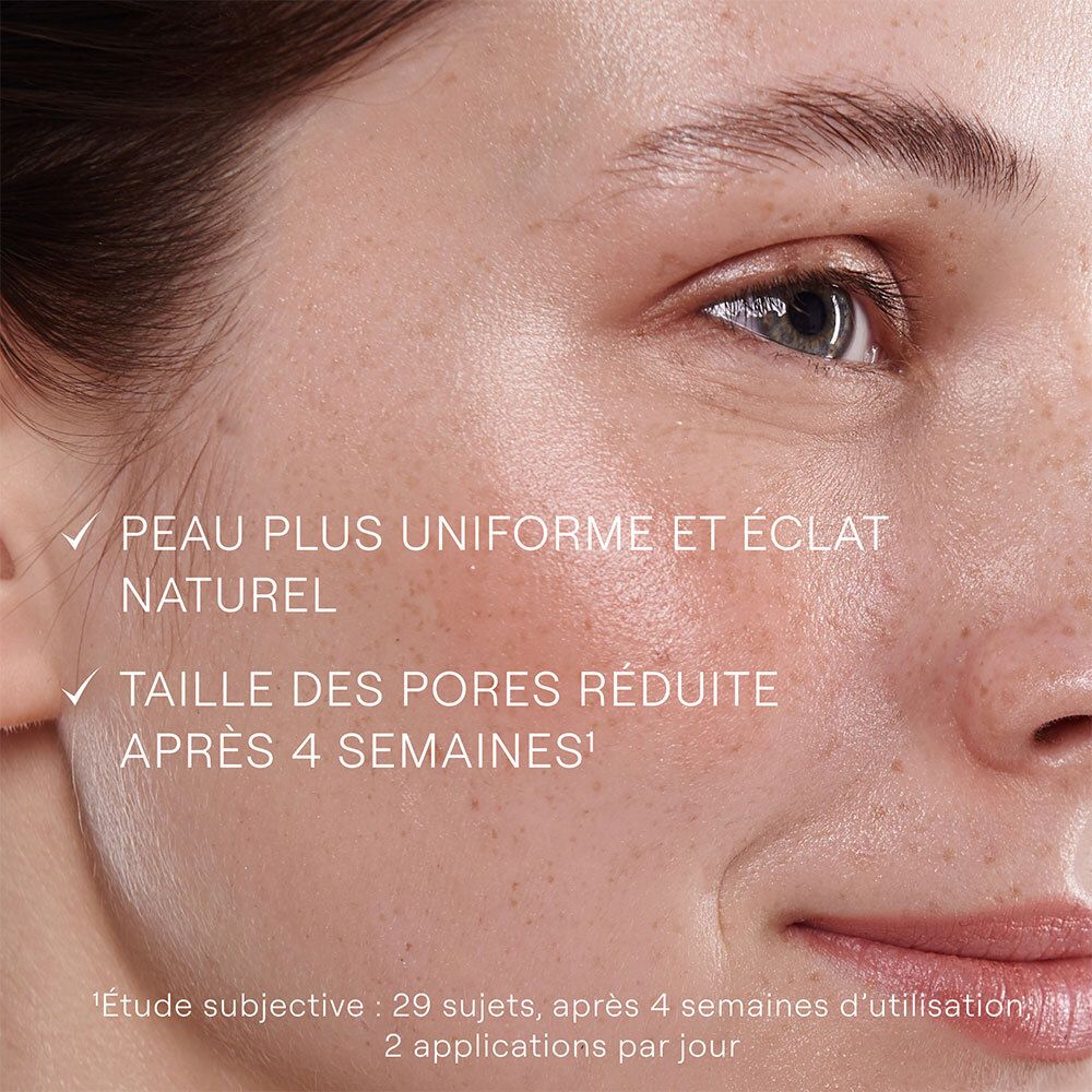 Gros plan sur un visage. Texte: PEAU PLUS UNIFORME ET ÉCLAT NATUREL. TAILLE DES PORES RÉDUITE. Étude: 29 sujets après 4 semaines.