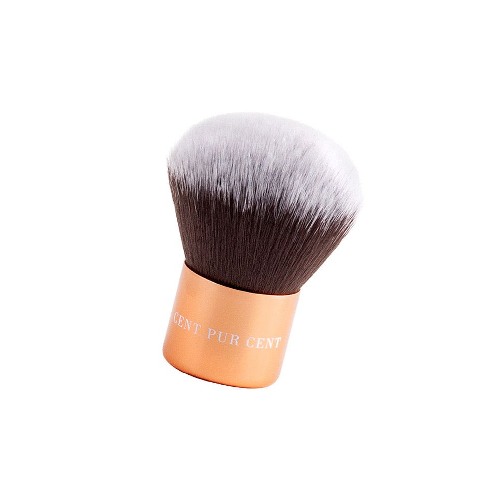 Kabuki-kwast met wit-bruine haren en een goudkleurige handgreep. "CENT PUR CENT" op de handgreep.