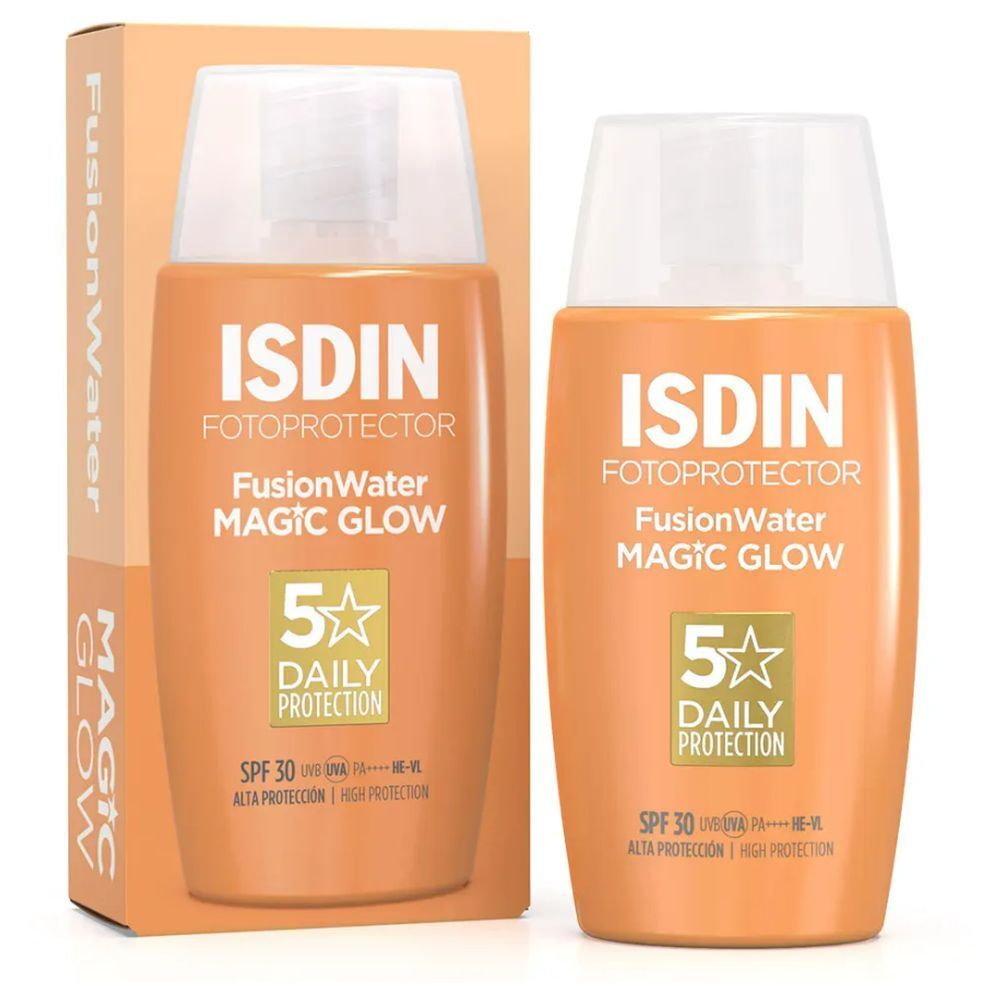 Zwei Flaschen ISDIN Fotoprotector Fusion Water Magic Glow SPF30 mit Verpackung. Orangefarbene Flaschen mit weißem Deckel.