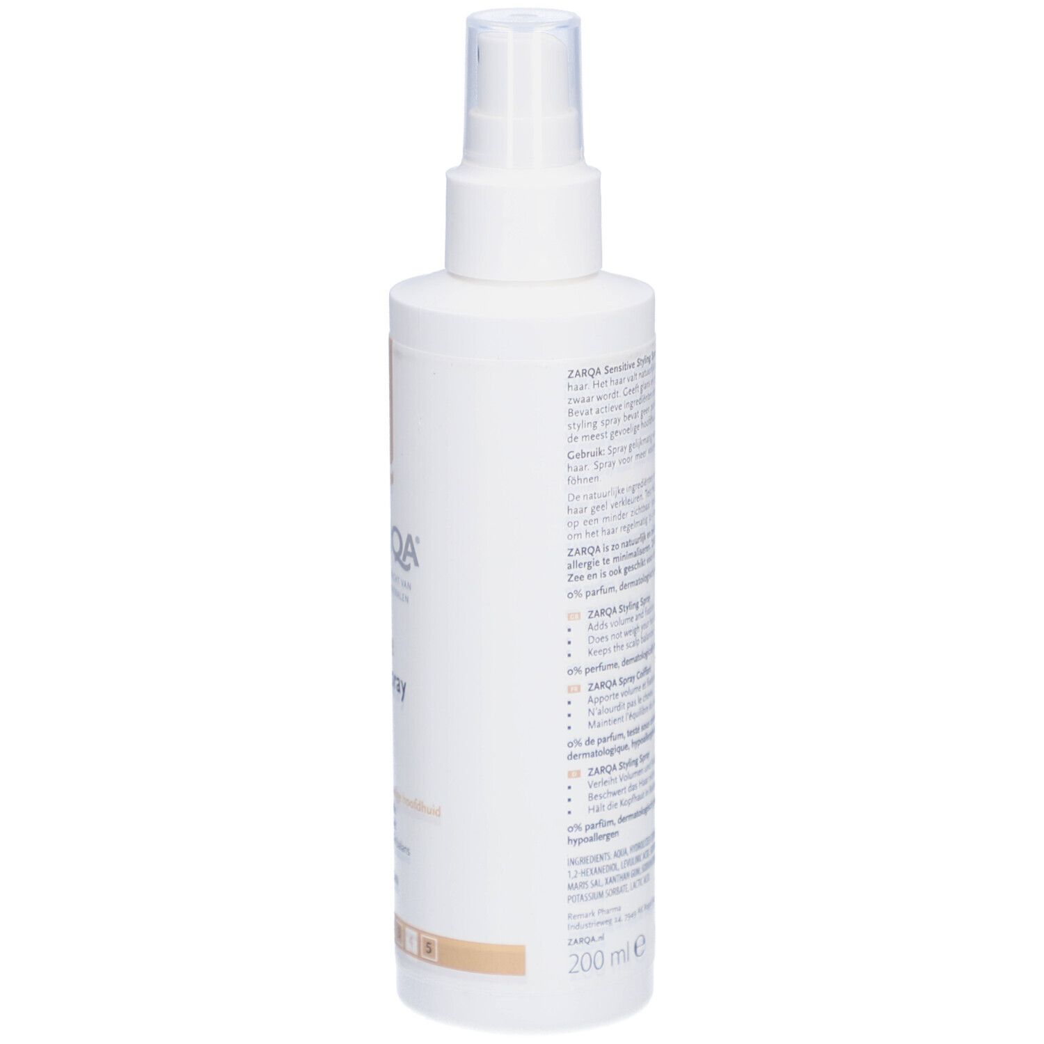 Zarqa Sensitive Styling Spray. Weiße Flasche, Seitenansicht. Text auf dem Etikett. Produktinformationen und Logos.