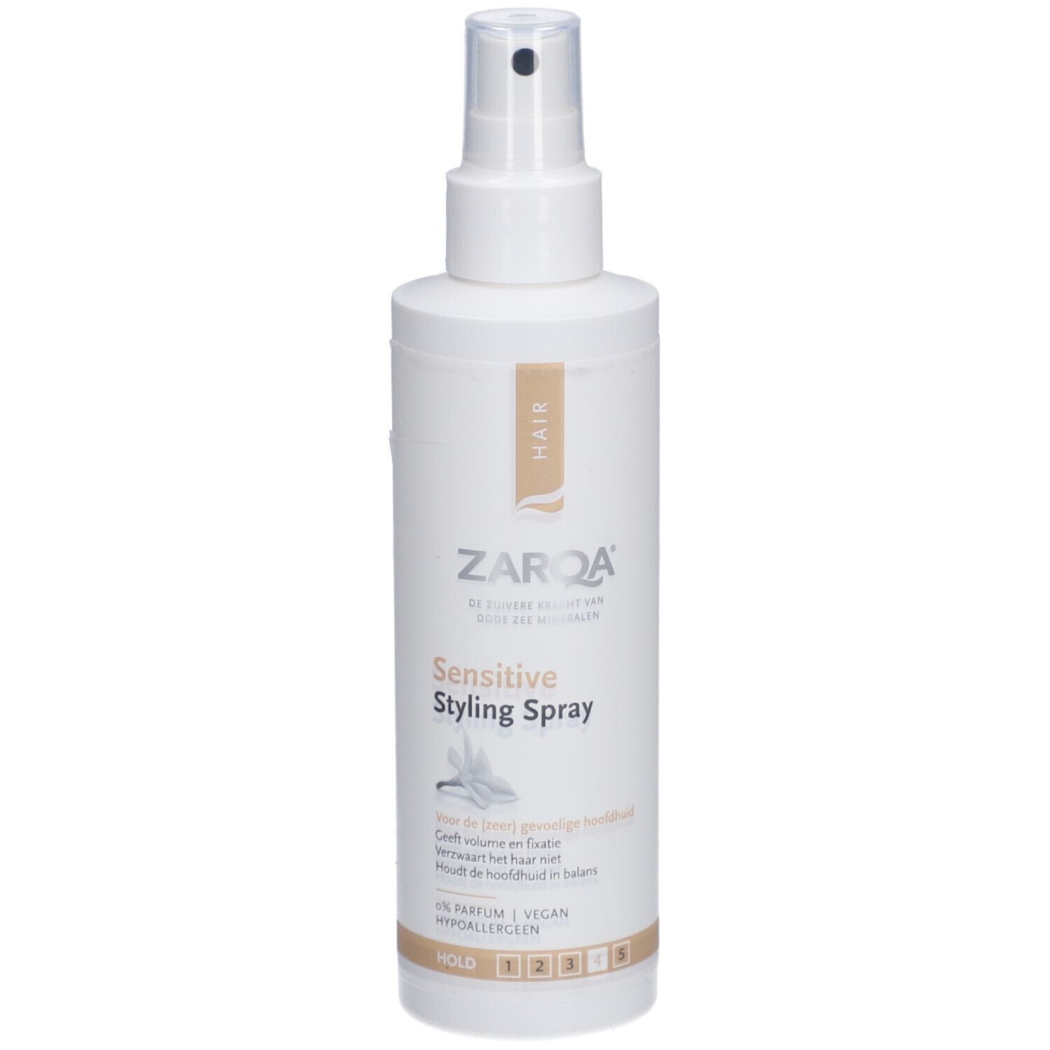 Zarqa Sensitive Styling Spray. Weiße Flasche mit Sprühkopf. Produktname und Logo sichtbar. Beige Etikett.