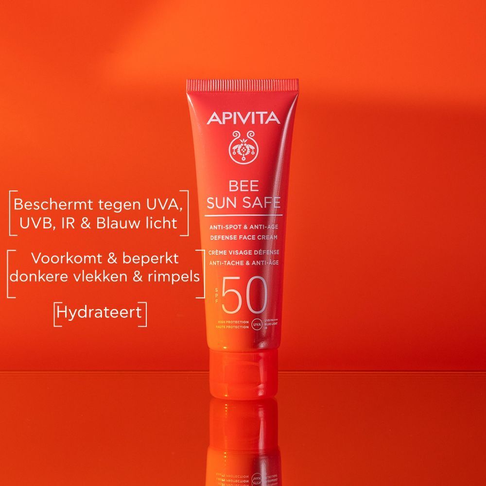 Rode tube op oranje achtergrond. Productnaam: Apivita Bee Sun Safe. SPF 50.