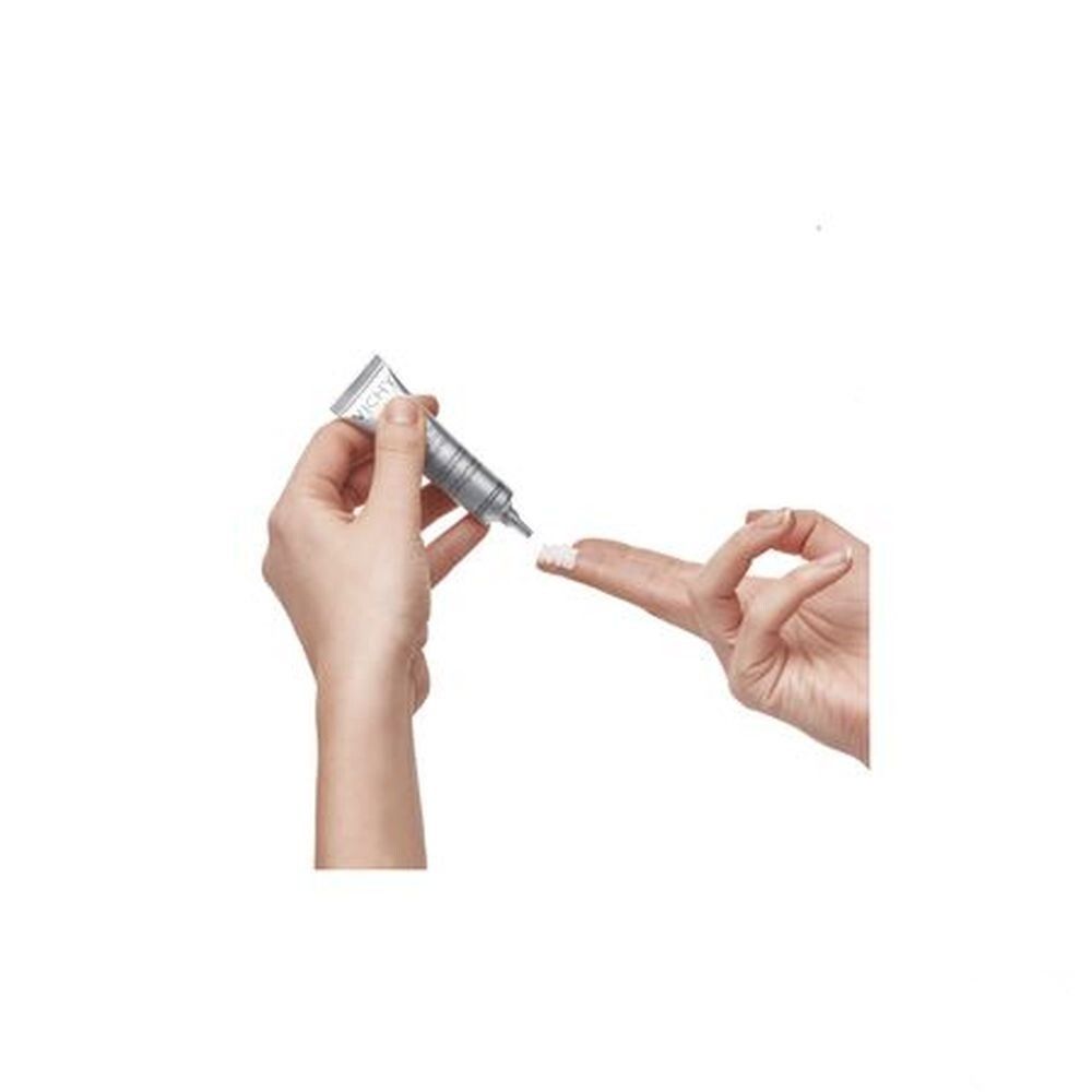 Mains appliquant la crème pour les yeux Vichy Liftactiv. Produit appliqué sur les doigts.