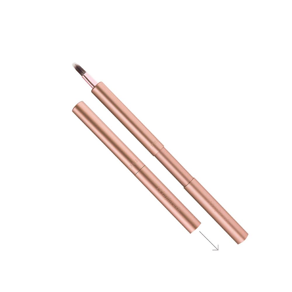 Pinceau à lèvres or rose, ouvert. Soies noires. Forme cylindrique. Montré avec étui ouvert.