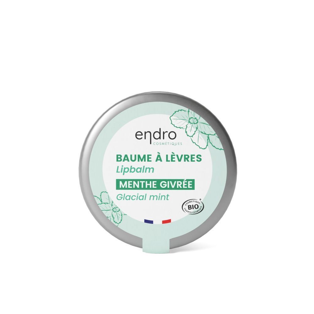 Couvercle de baume à lèvres. Bord argenté, fond vert. Texte : "endro", "Baume à lèvres", "Menthe givrée", label bio.