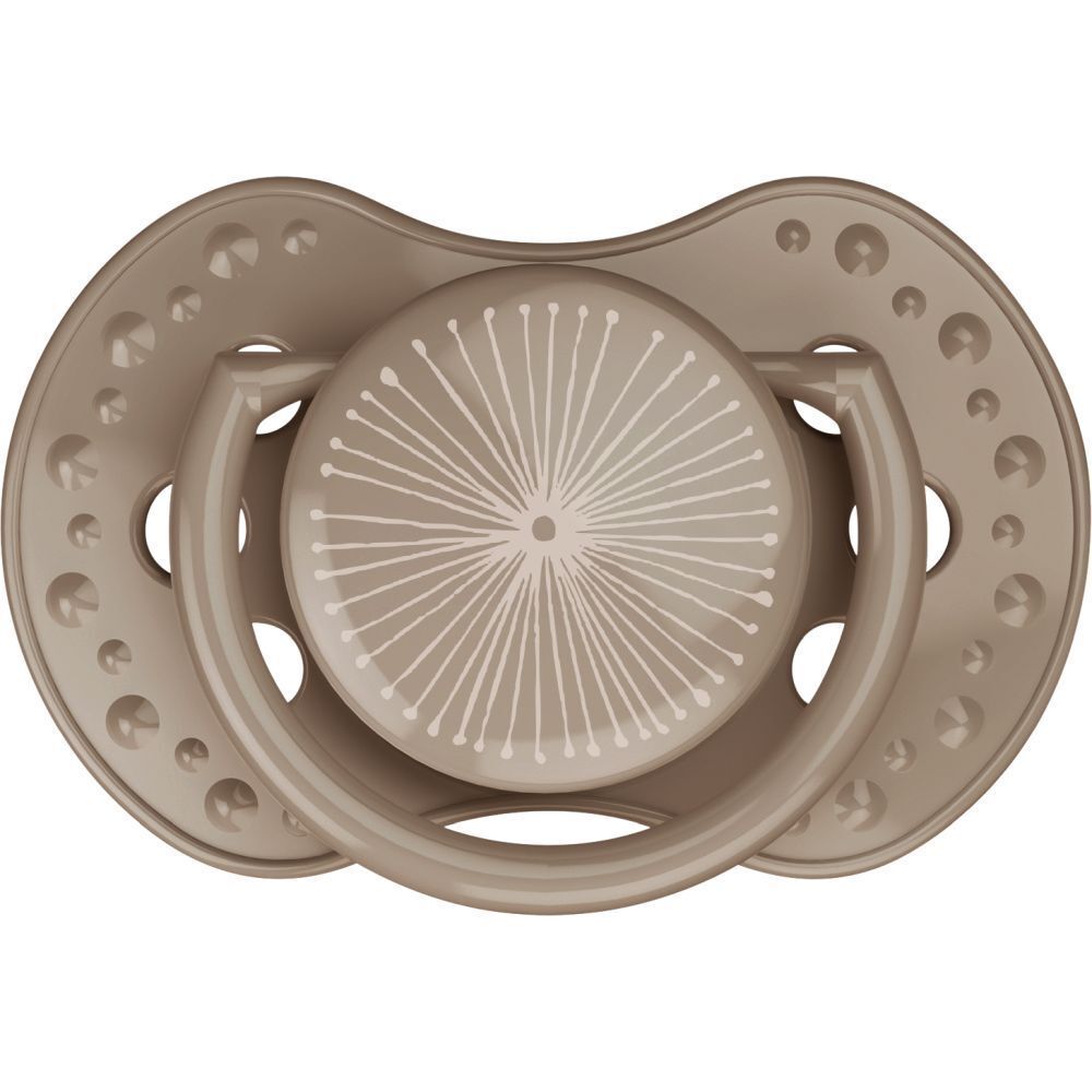 Sucette marron. Tétine ronde avec motif solaire. Bouclier plat et ovale avec trous et poignée.