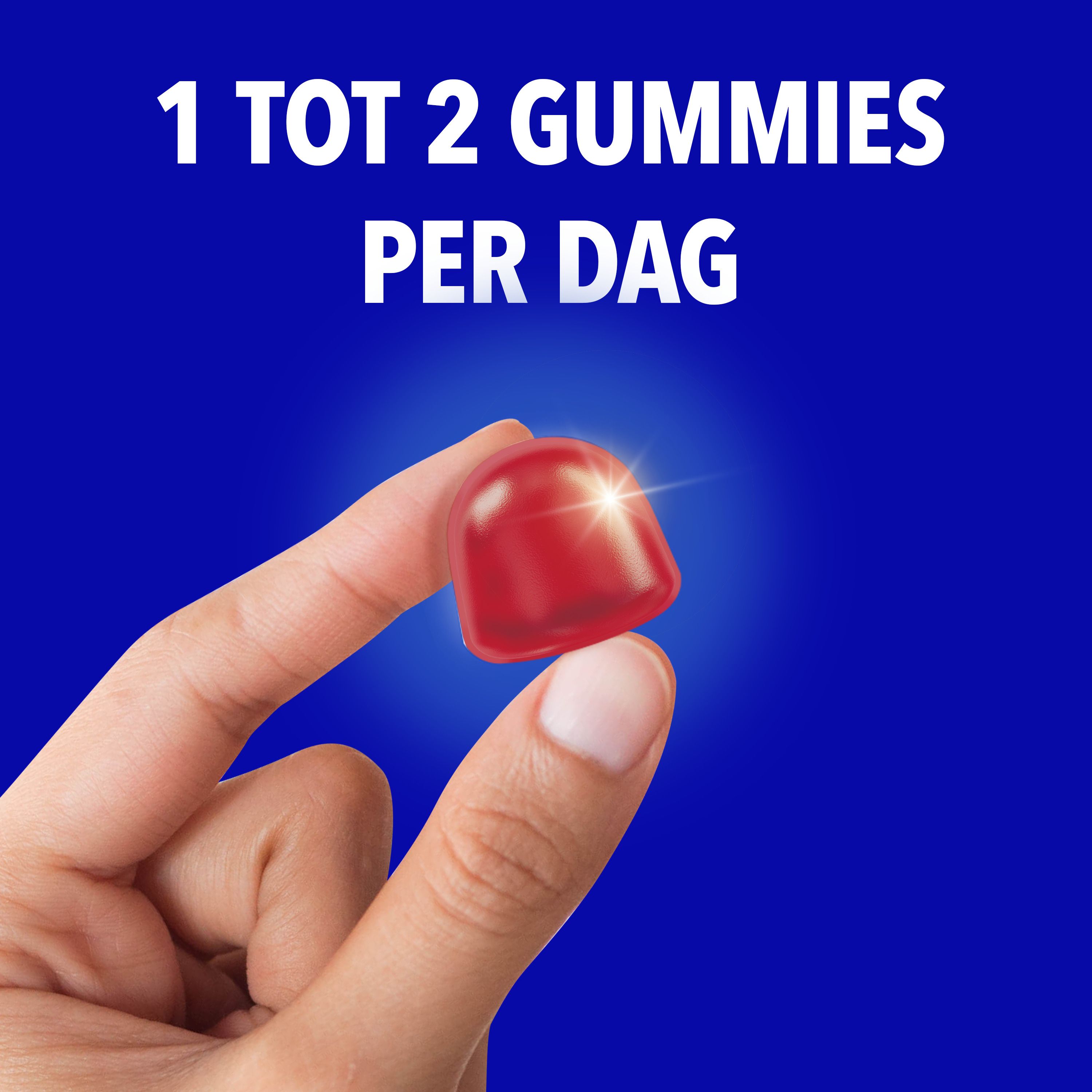 Hand die een rode gummy vasthoudt. Blauwe achtergrond.