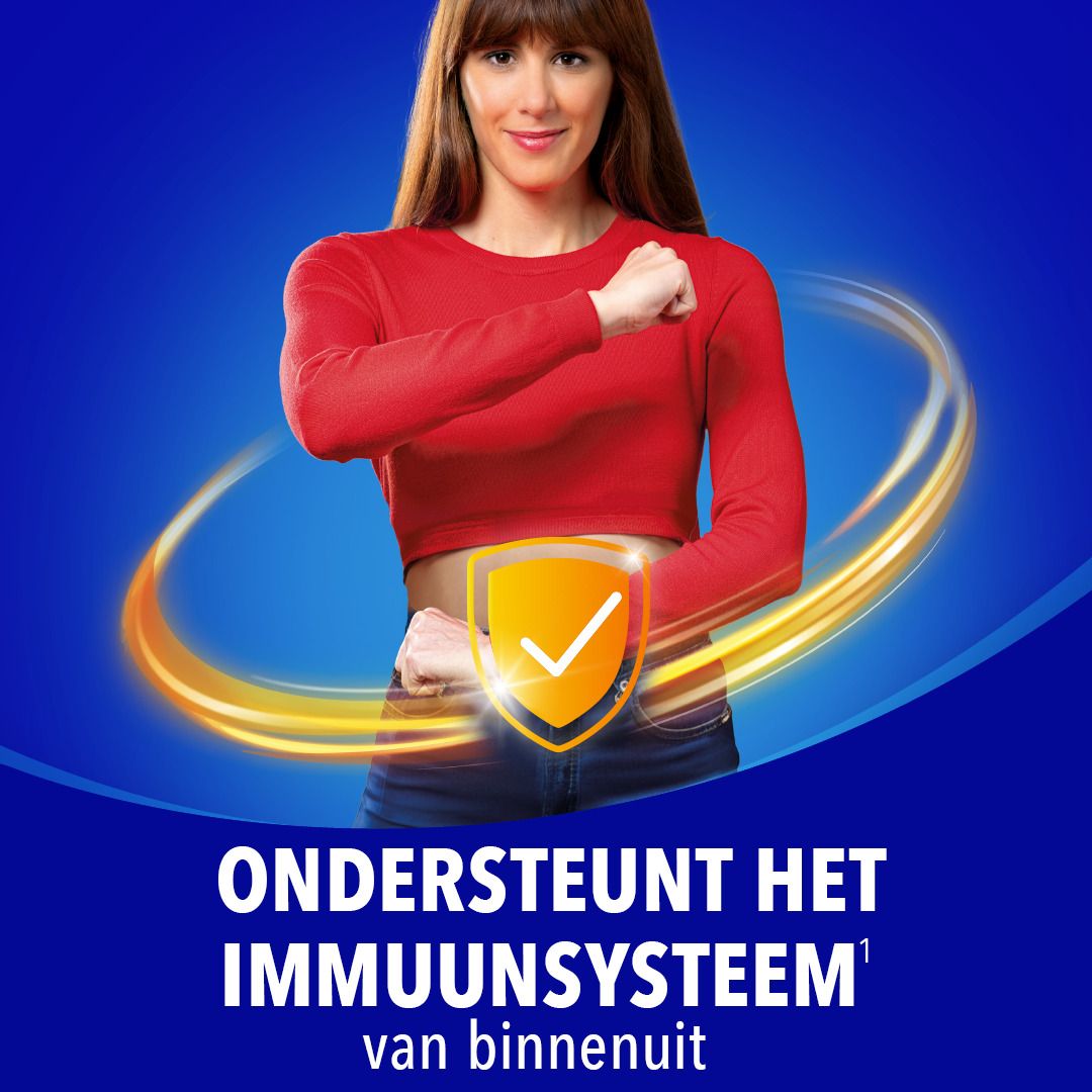 Vrouw in rood shirt, beschermend gebaar. Blauwe achtergrond.