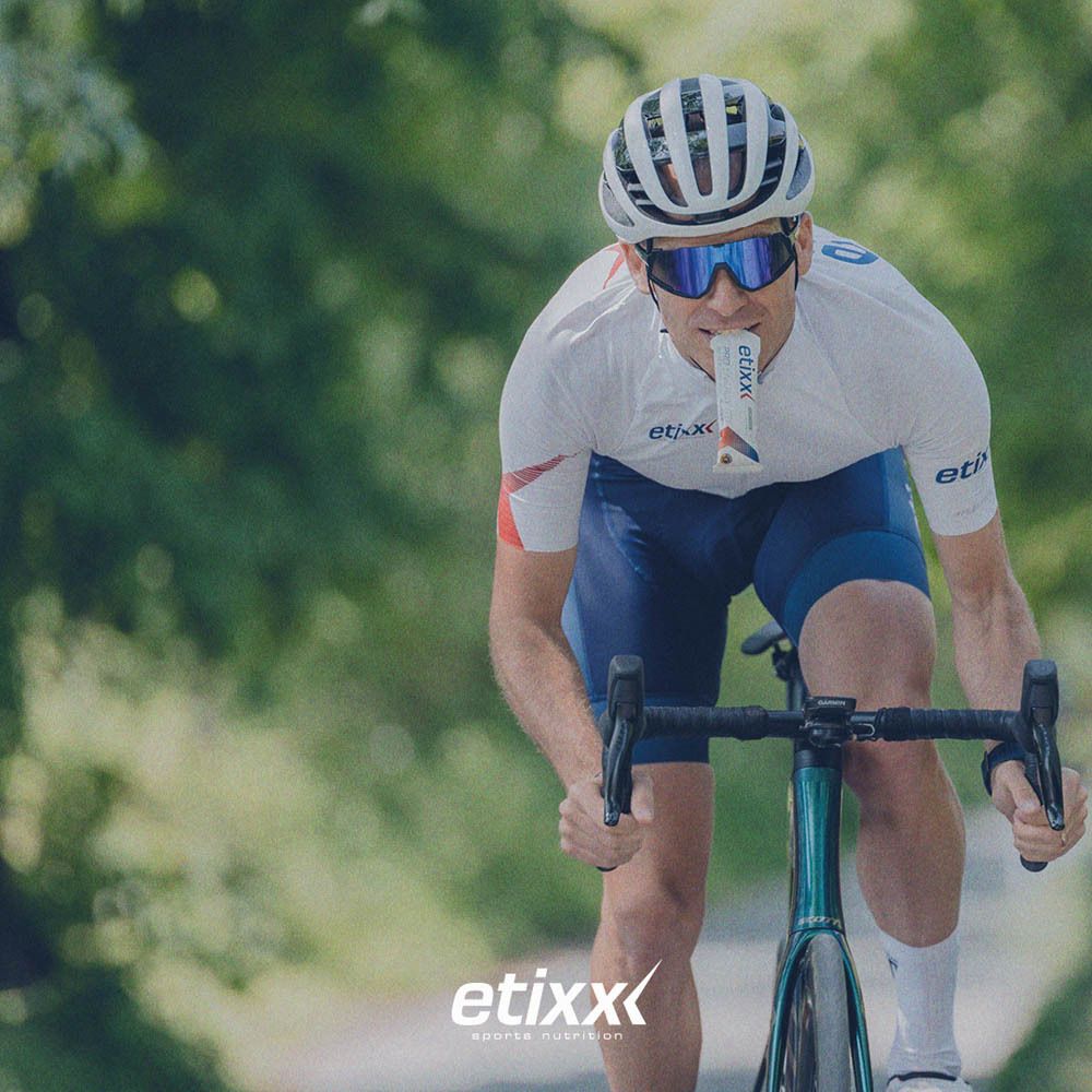 Fietser drinkt Etixx Pro Energy Gel. Fietsen in de buitenlucht.