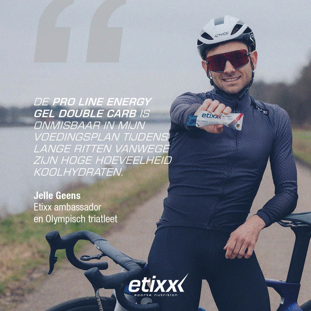 Triatleet houdt Etixx Pro Energy Gel vast. Tekst over voeding.