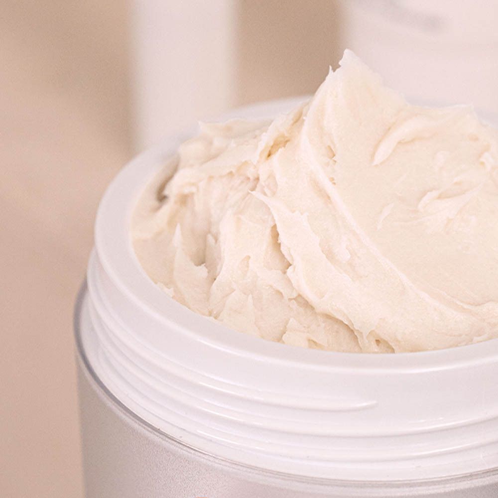 Pot blanc de masque visage MÊME. Texte: Le masque visage ultra-réconfortant, 98% d'ingrédients d'origine naturelle.