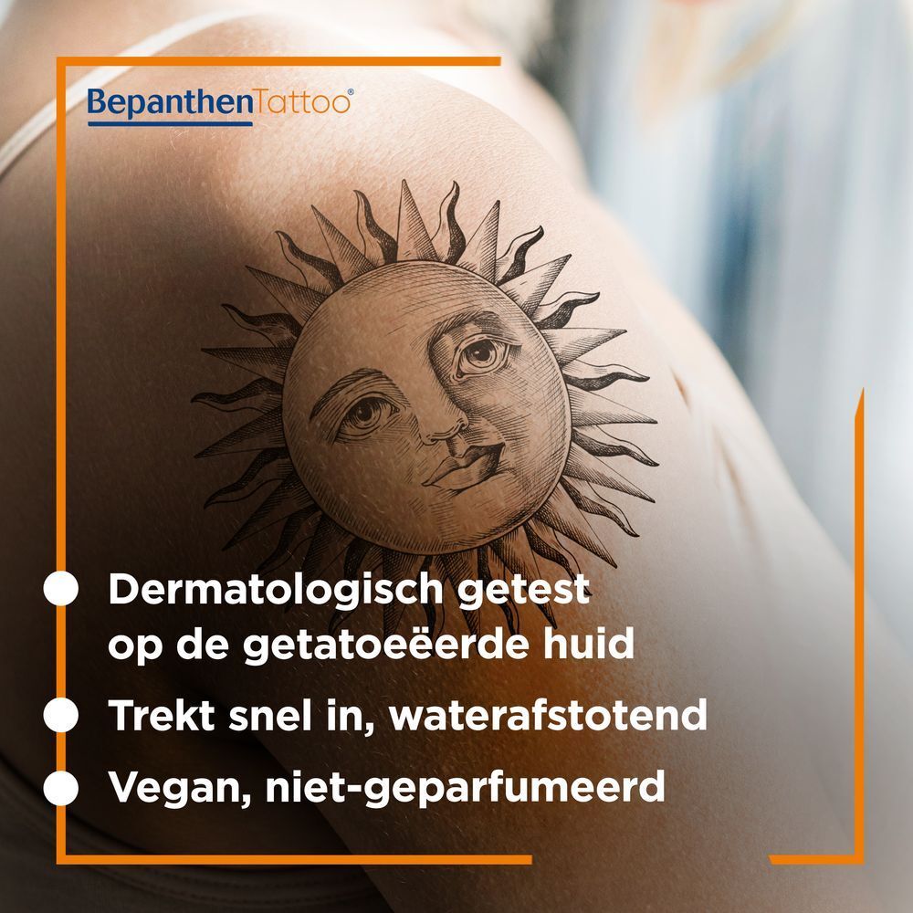 Achterkant van de tube Bepanthen Tattoo zonnecrème. Bevat tekst over ingrediënten en gebruik.